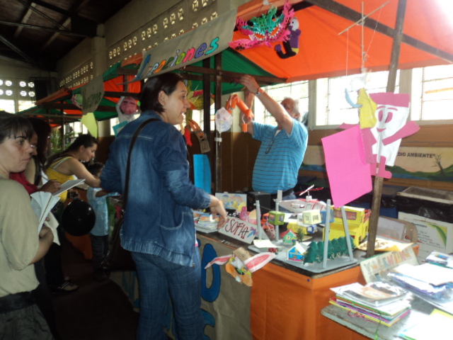 EL PROFESOR ALBERTO ATENDIENDO LA VISITA